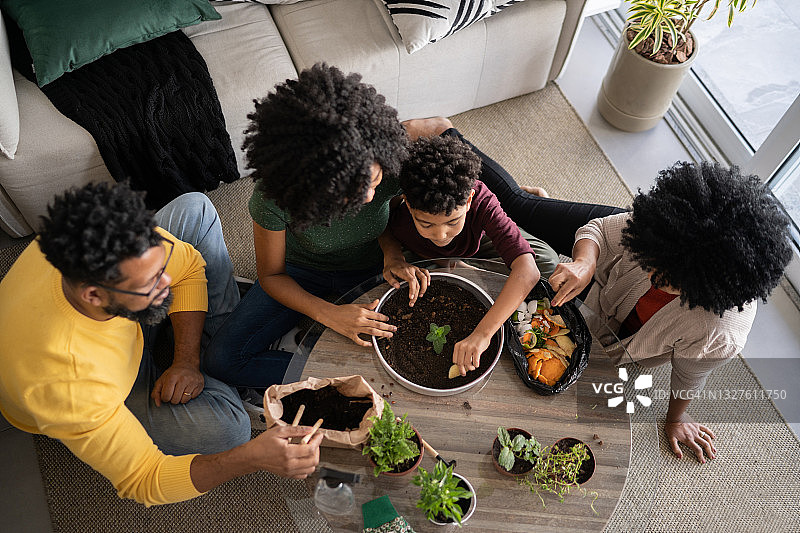 一家人在家一起园艺图片素材