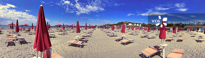 沙滩上的红色雨伞图片素材