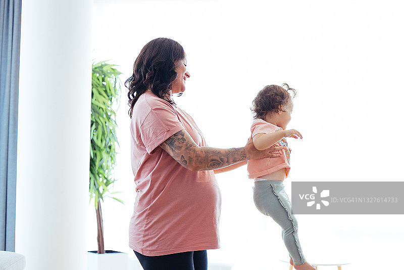 孕妇和幼儿玩耍图片素材