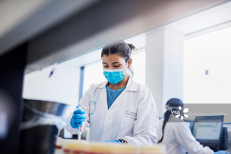 年轻科学家在实验室进行医学研究图片素材