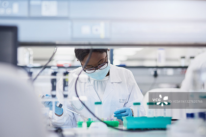年轻科学家在实验室进行医学研究图片素材