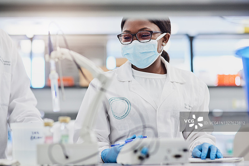 年轻科学家在实验室进行医学研究图片素材