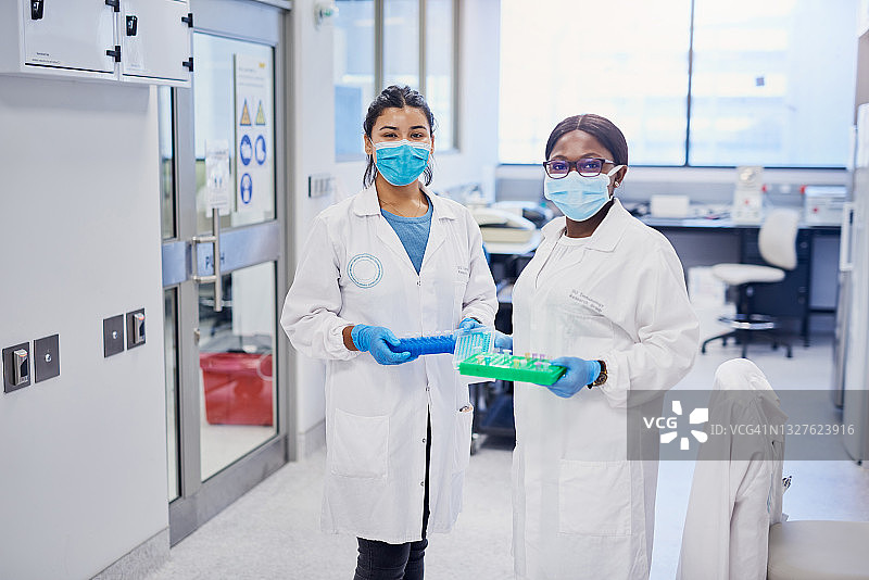 两名年轻科学家在实验室进行医学研究的肖像图片素材