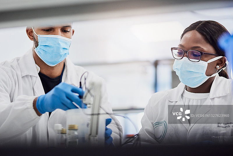 两名年轻科学家在实验室进行医学研究图片素材