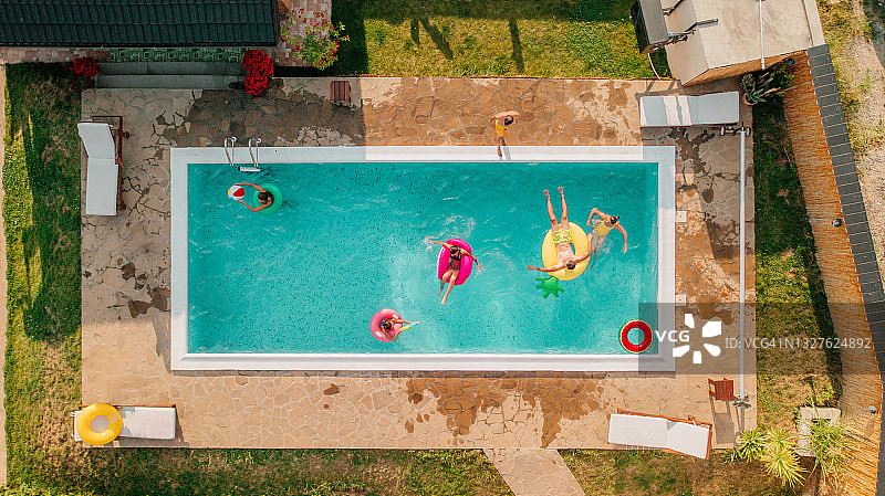 朋友们在泳池里玩乐图片素材