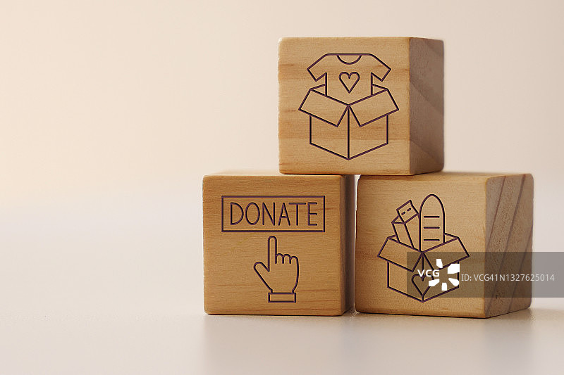 木块上的捐赠图标图片素材