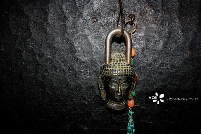 木制橱柜上的佛像锁图片素材