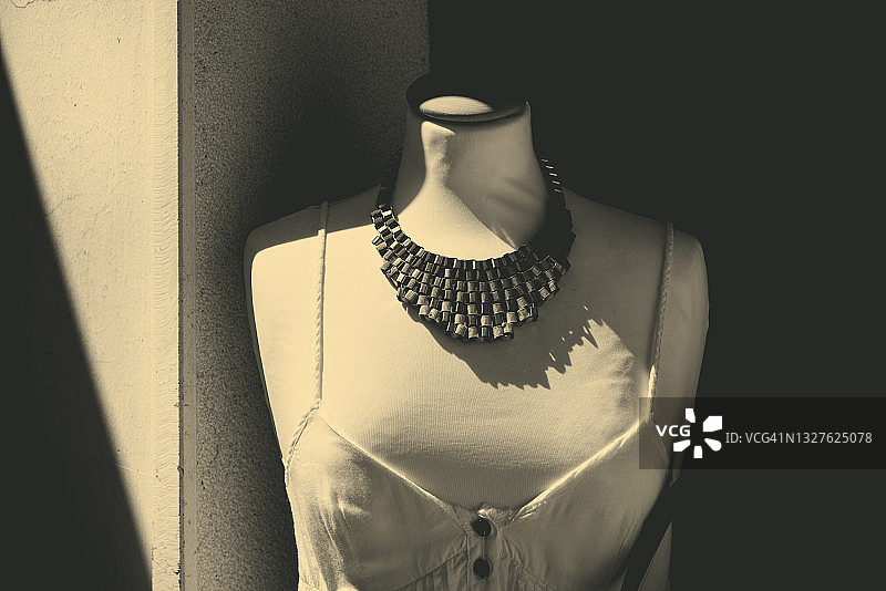 身穿圆领衬衫的女人体模特图片素材