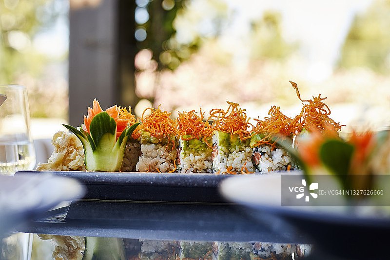 寿司套餐，天妇罗虾配芥末、姜和酱油图片素材