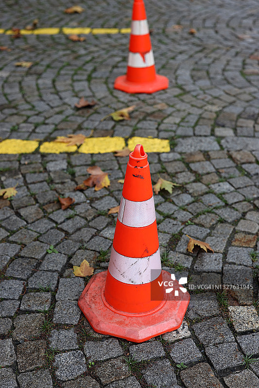 碎石地面上的交通锥图片素材