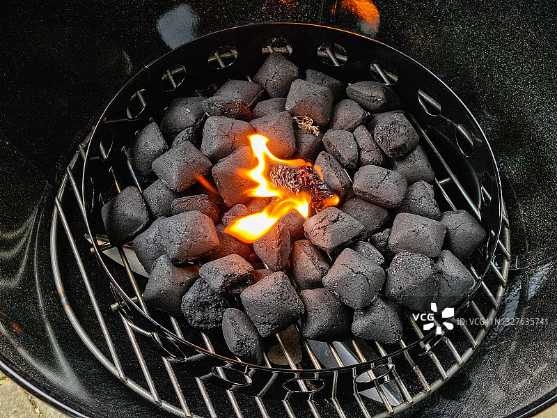 木炭烤架上燃烧的烧烤打火机图片素材