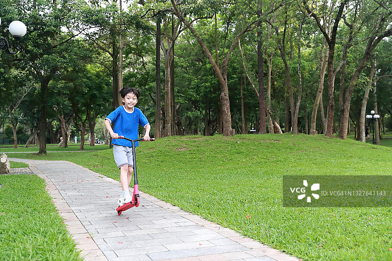 行驶中的滑板车图片素材