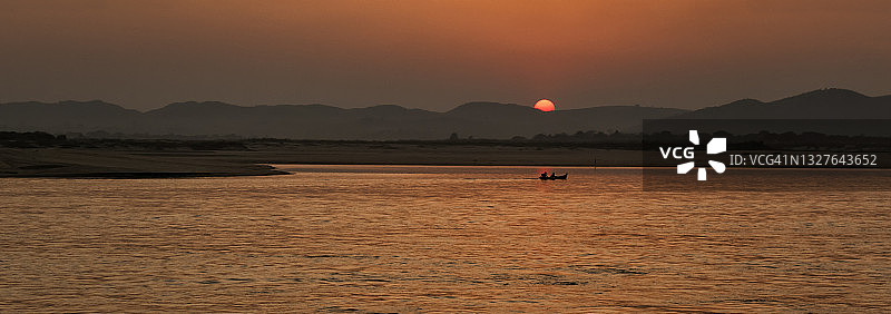 缅甸蒲甘伊洛瓦底江的日落图片素材