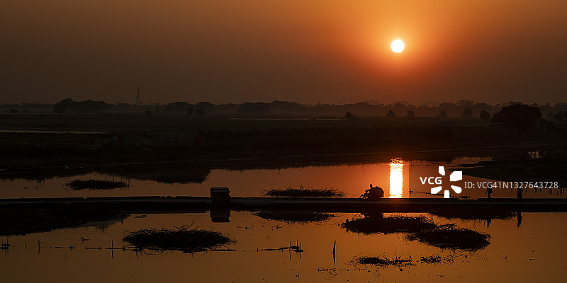 缅甸蒲甘伊洛瓦底江的日落图片素材