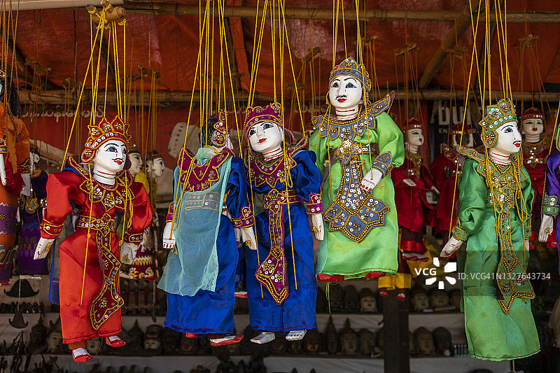 缅甸蒲甘一座寺庙外出售的缅甸悬丝木偶图片素材