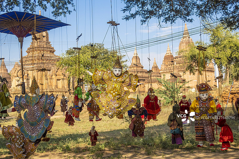 缅甸蒲甘一座寺庙外出售的缅甸悬丝木偶图片素材