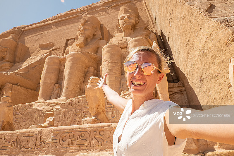 在埃及旅行并与古庙自拍的女子图片素材