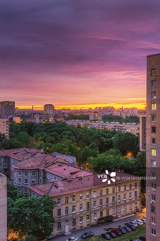城市上空绚丽的日落图片素材