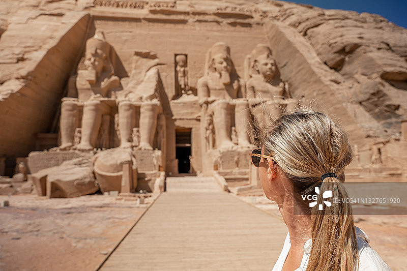 在埃及旅行的女人图片素材