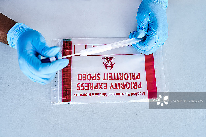 俯视镜头：一位身份不明的护士拿着棉签图片素材