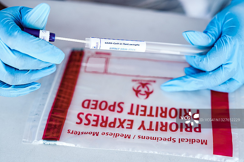 护士手持棉签特写图片素材