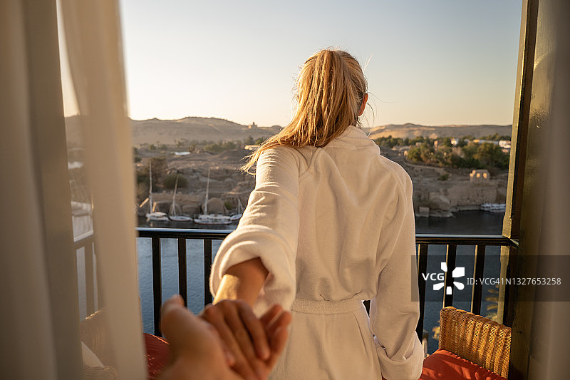 情侣在酒店房间里发现尼罗河并手牵着手图片素材