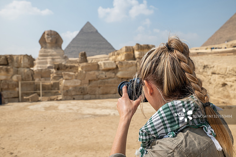 女性游客在埃及拍摄金字塔图片素材