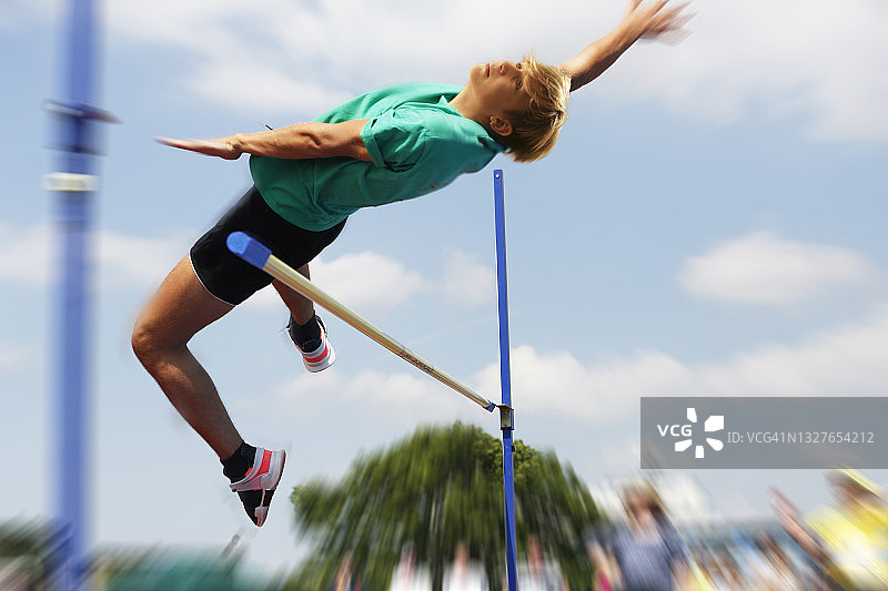 青少年男孩跳高图片素材