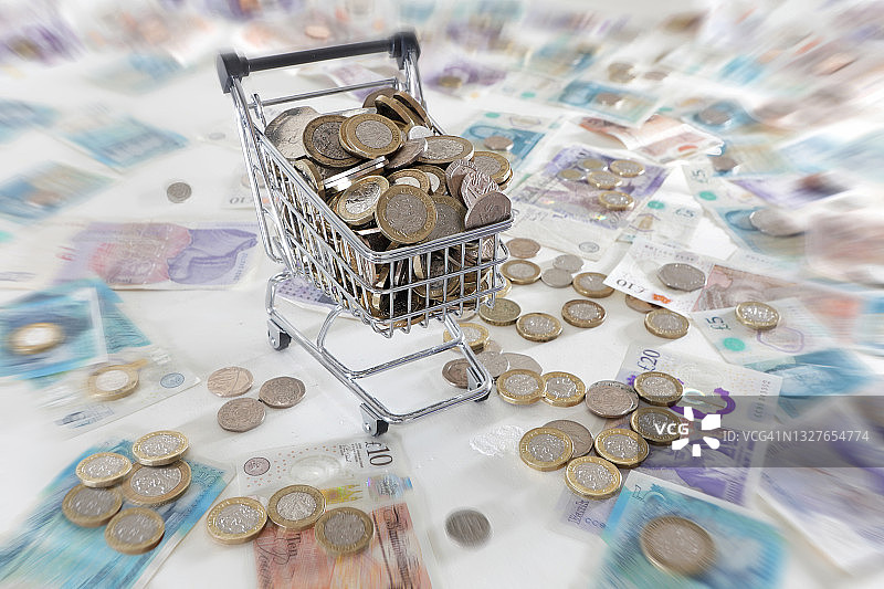 装满现金的微型购物车图片素材