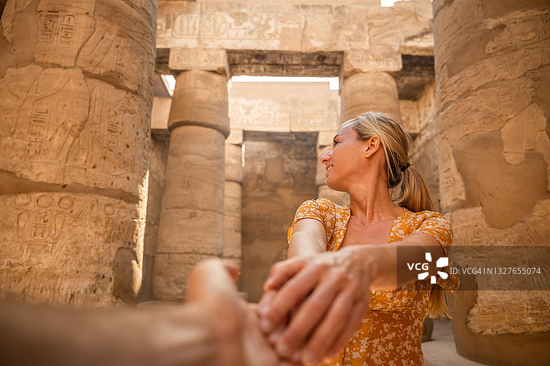 情侣在埃及旅行手牵手图片素材