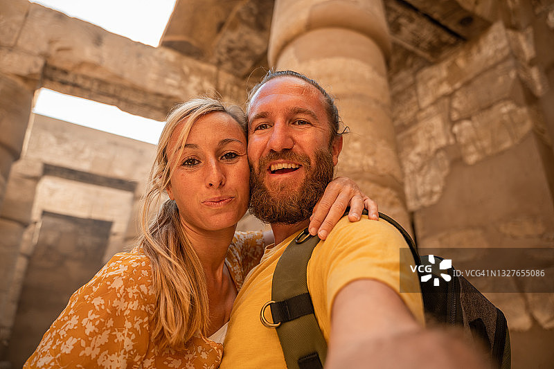情侣在埃及旅行，在古庙自拍图片素材