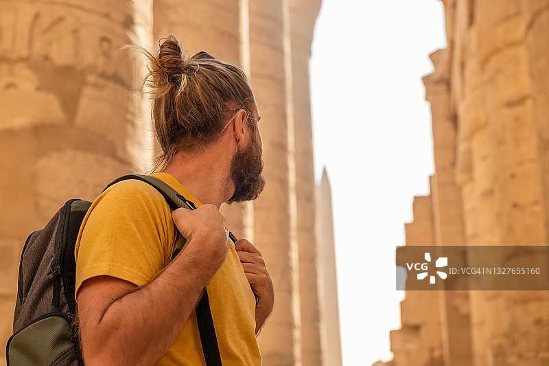 男子在埃及探索古庙图片素材