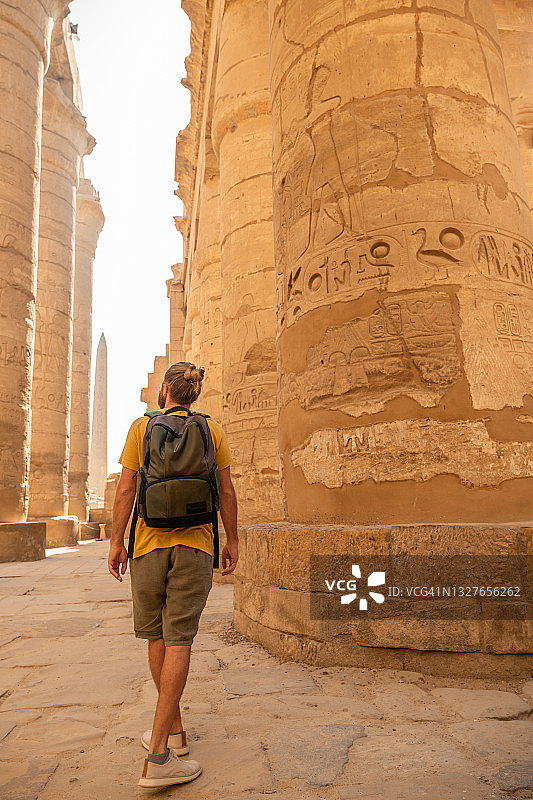 男子在埃及探索古庙图片素材