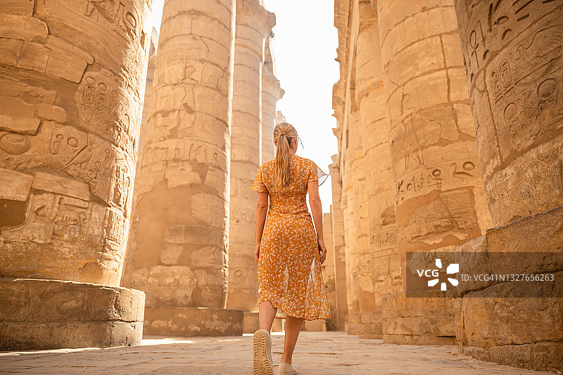 女人探索埃及古庙图片素材