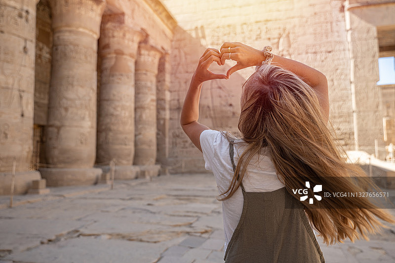 女人喜爱埃及的古老寺庙图片素材