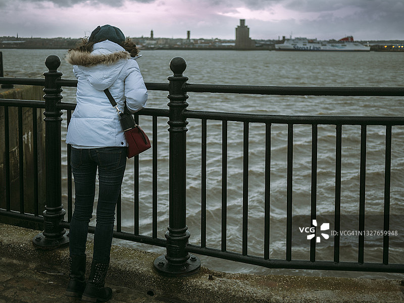 女子眺望河流的背影图片素材