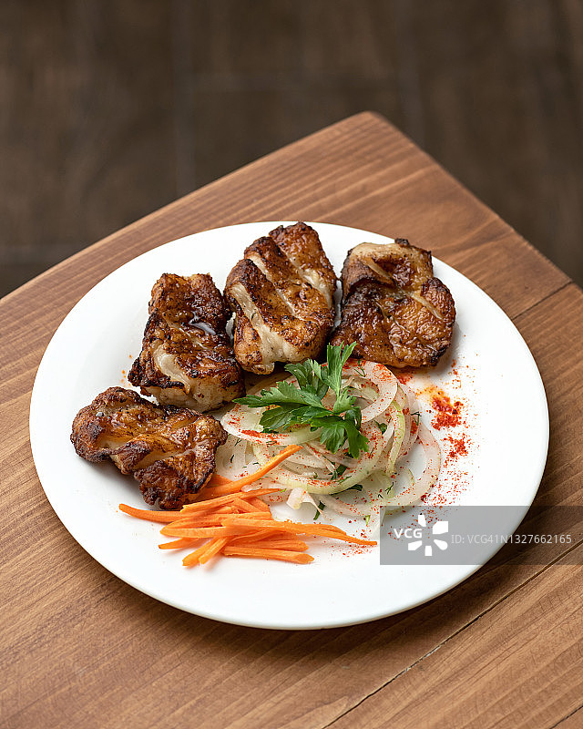 炸肉片配沙拉图片素材