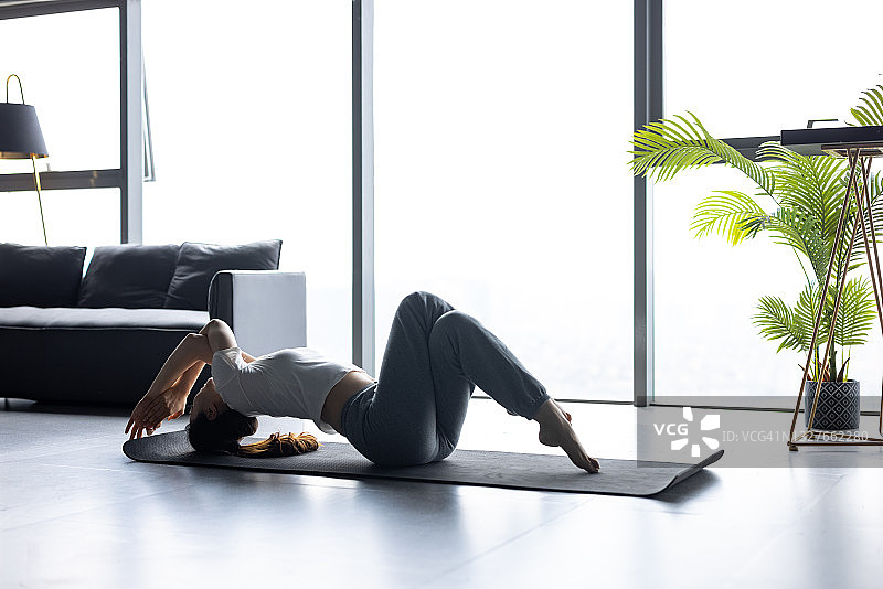 亚洲女性在家做瑜伽图片素材