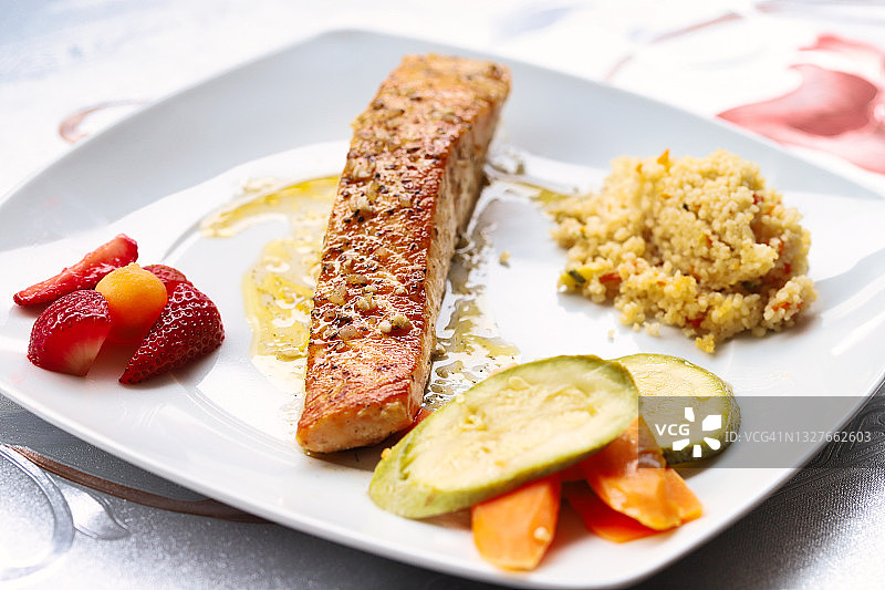 美味三文鱼菜肴图片素材