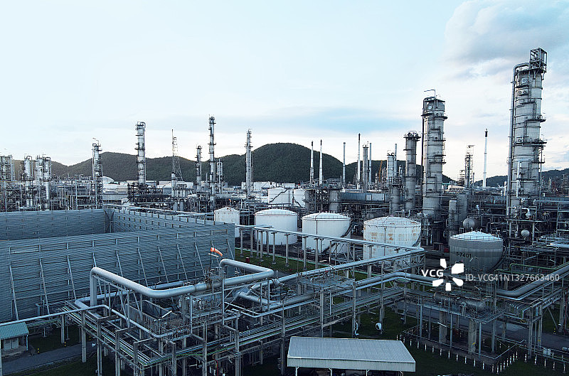 英国炼油厂和石化厂的高大金属塔图片素材