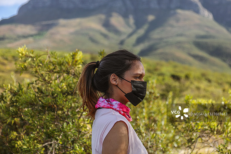 戴口罩的孕妇图片素材