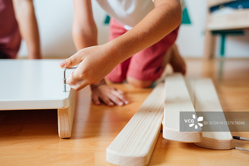 父子一起做木工活图片素材