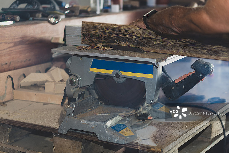 木匠用切割机切割木材特写图片素材
