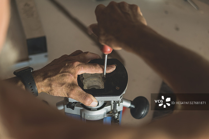 男人在车间修理机器特写图片素材