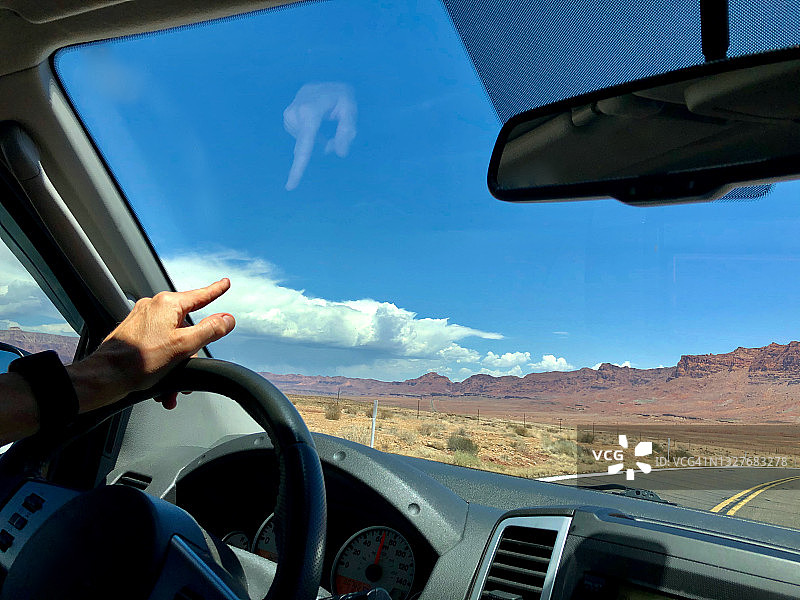 驾驶员观看朱砂悬崖图片素材