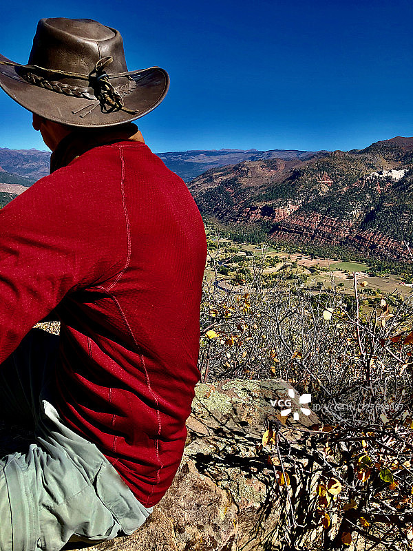徒步男人在山顶休息图片素材