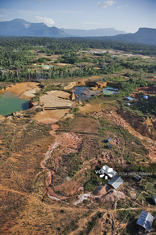 委内瑞拉热带雨林中的森林砍伐与气候变化及黄金开采图片素材