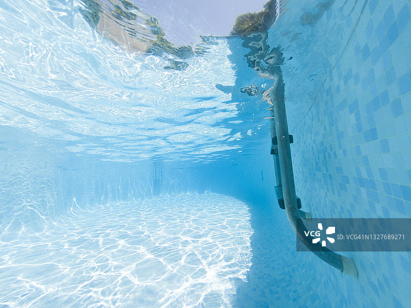 游泳池内部图片素材