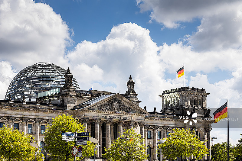 德国柏林国会大厦与德国国旗图片素材