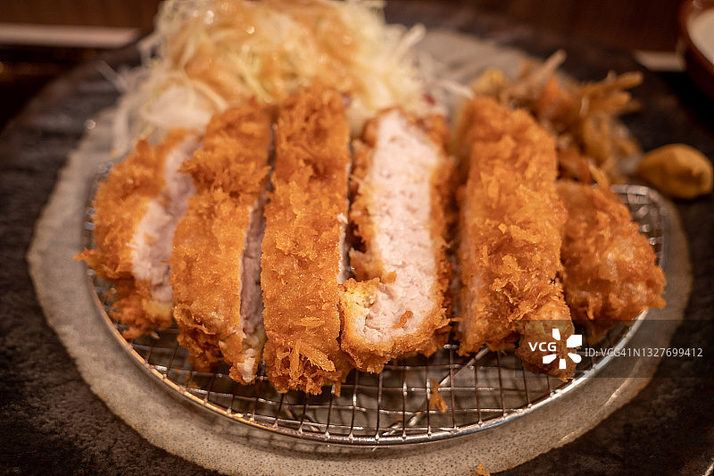 日式炸猪排套餐精选：搭配米饭和味噌汤，在日式餐厅的餐桌上图片素材